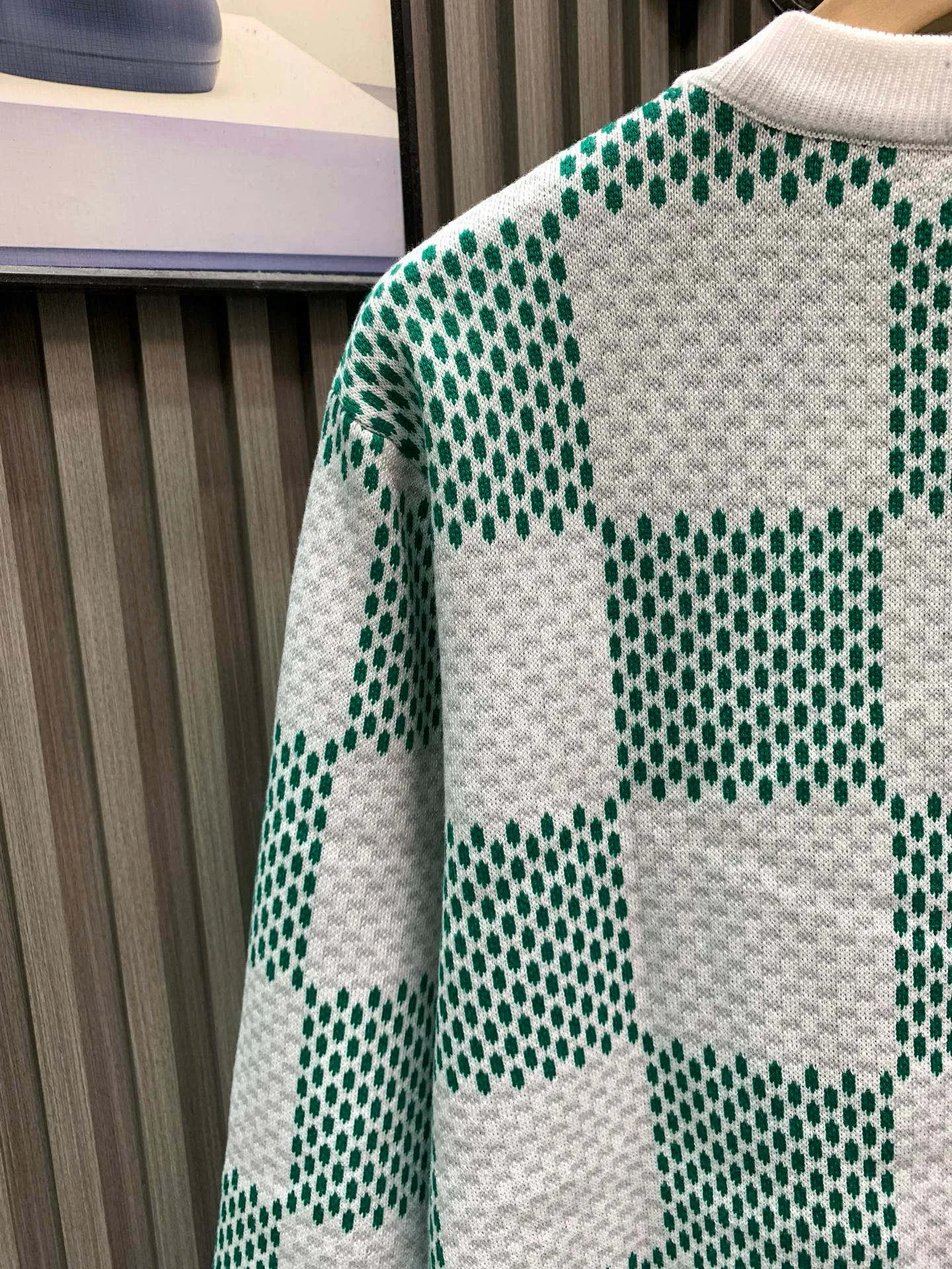 🅿️340 🀄️ Louis Vuitton Louis Vuitton*25SS green checkerboard round neck long-sleeved sweater. Originally purchased for 11,340. Fei Dong co-branded series. It is made of 14s fine knitting pieces and woven pieces imported from Germany. The knitting threads are color-matched. Environmentally friendly fixed dyeing. Customized cotton yarns are introduced. The yarns are processed by mercerization. Jacquard fabrics require fine yarn count and extremely high requirements for raw cotton. The body of the garment is made of imported 7-knit silk square weaving and jacquard craftsmanship. Each piece takes 150 minutes. The letter pattern adopts a double-sided wool hanging process, which is fine workmanship and clear texture. The extremely fine weaving thread is made of environmentally friendly fiber. The stitching uses a 9-pin plate. Each closing edge must be selected by hand. The stitching must be tight and smooth. The front, back, left, and right of the product body are neatly aligned. Combined with a special soft wash process, the body fabric has a soft and waxy drape feel. The softly stretched environmentally friendly microfiber creates the bottom layer and is not easily deformed when stretched.